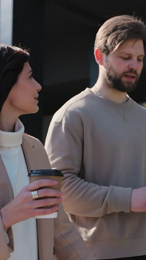 Vertical video. Smiling couple enjoying coffee and conversation Vídeos de archivo 344108635