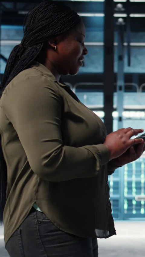 Vertical video Smiling data center technician using tablet to manage software Stock Footage 316859130