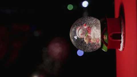 Vertical video. snow globe with snowmen and flying snowflakes on the background  Stock Footage 165543070