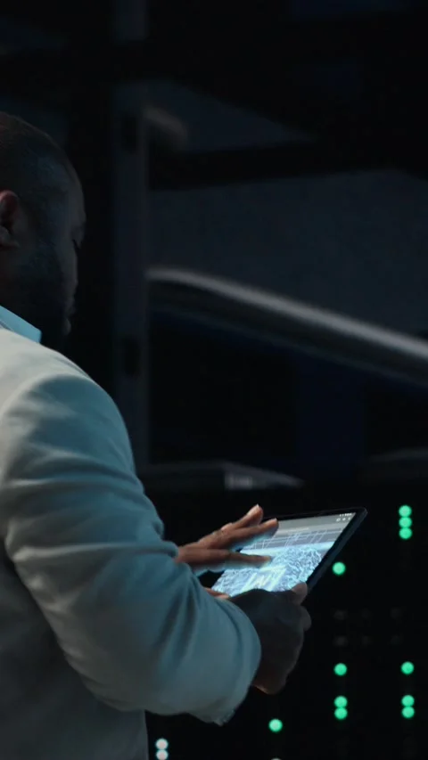 Vertical video Software developer in data center using tablet, employing machine Stockbeeldmateriaal 311413328