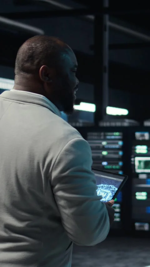 Vertical video Software developer in data center using tablet, employing machine Stockbeeldmateriaal 311485103