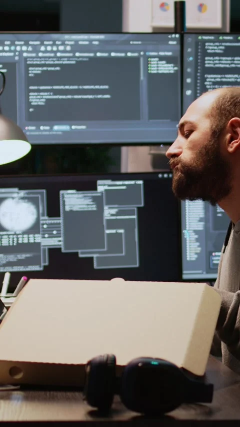 Vertical video: Software developer eating pizza from takeaway delivery Stock Footage 220335712