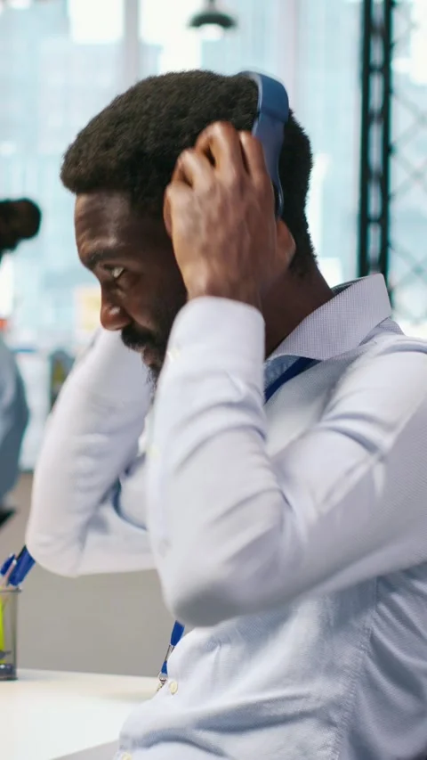 Vertical video Software developer testing generative AI machine learning Stockbeeldmateriaal 312708683