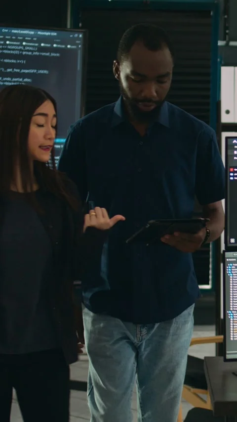 Vertical video: Software programmers talking about algorithms on big screen and 스톡 동영상 218575384