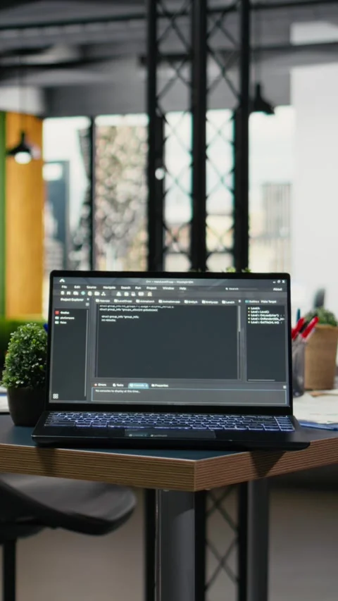 Vertical video Software running on laptop in empty office to accelerate Video stock 322695899