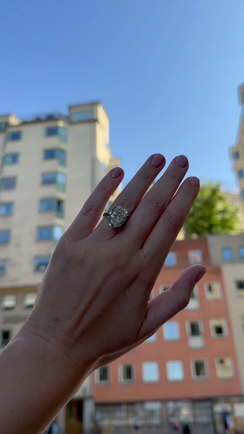 Vertical video of sparkling oval diamond engagement ring with platinum band 스톡 동영상 317098077