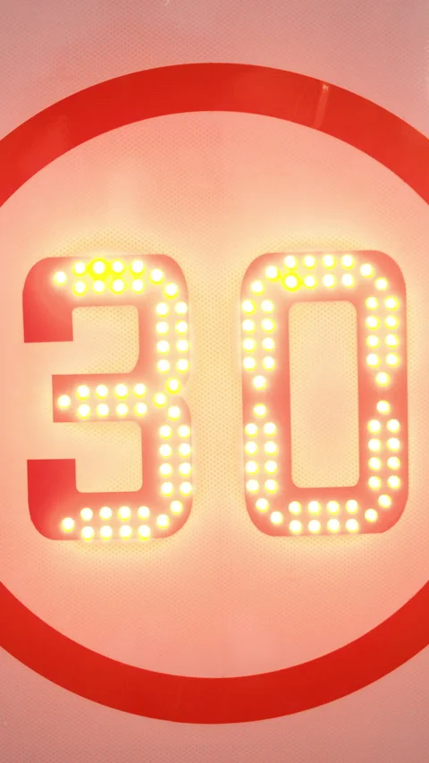Vertical Video. Speed Limit Sign 30. Road Sign. Close Up. 30. Transport and Vidéo 271645806