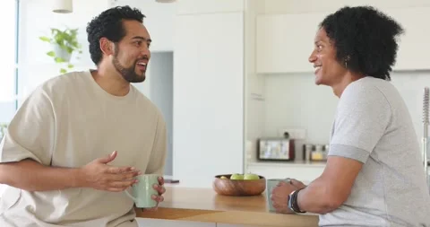 Vertical video: Starting to speak, left man gesturing with mint mug at home, Vidéo 335365975