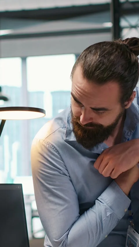 Vertical video Startup newcomer making friends in office, learning how to use Stock Footage 312708561