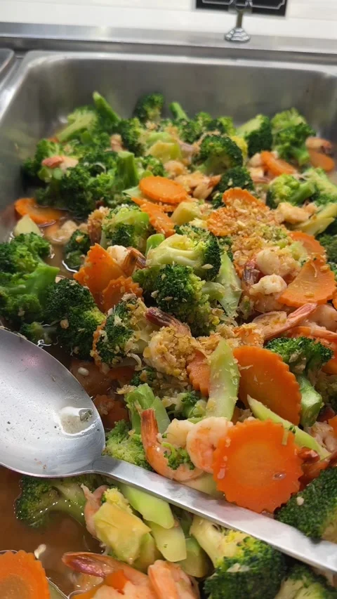 Vertical video of stir fried broccoli with shrimp in glossy sauce Stock-Footage 321182448
