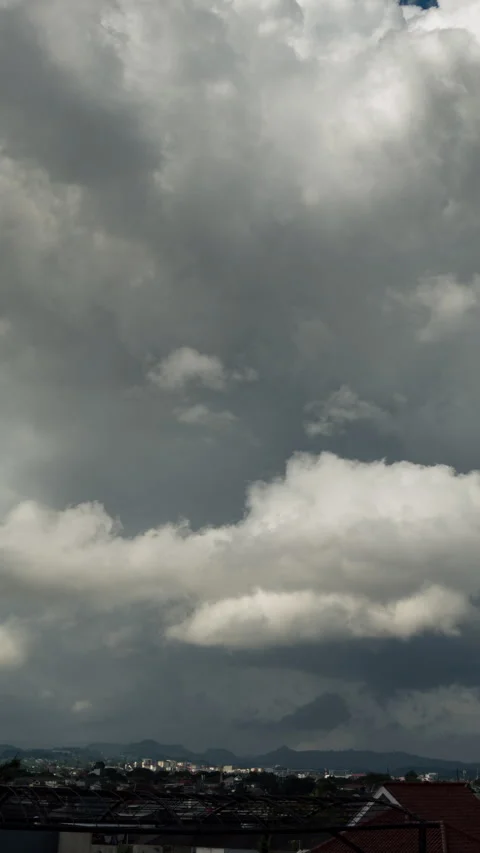 Vertical video - Storm Clouds Timelapse Video stock 330533852