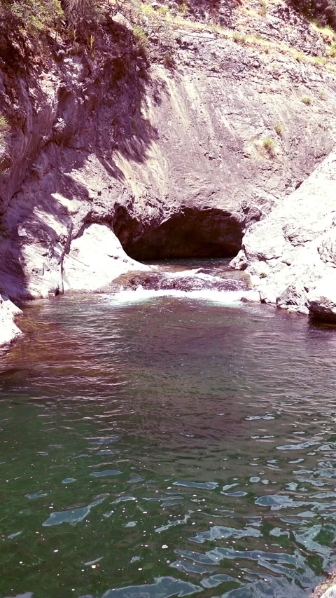 Vertical video, Stream flows among stones Stockbeeldmateriaal 295647722