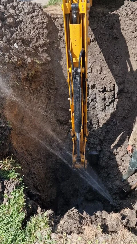 Vertical video. A stream of water flows from the hole where the pipe is damaged. Video stock 301246657