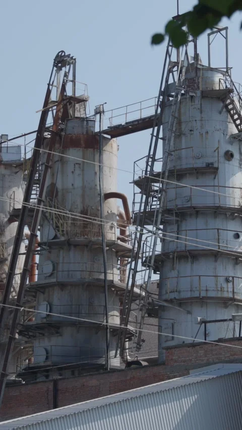 Vertical video. The structure of an old sugar factory for the production of Vídeos de archivo 294671344