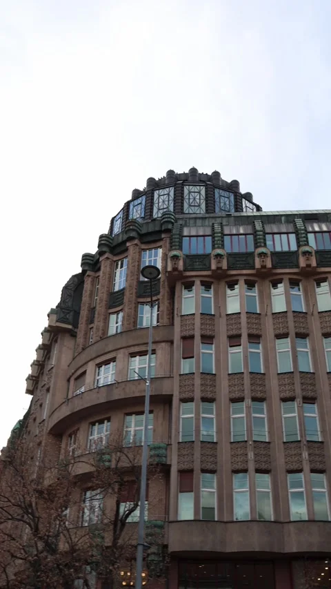 Vertical video: A stunning example of Art Deco architecture with ornate detailin Stock Footage 300161633