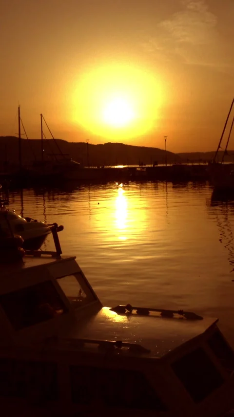 Vertical video, Sunset in the harbor 動画素材 295198158