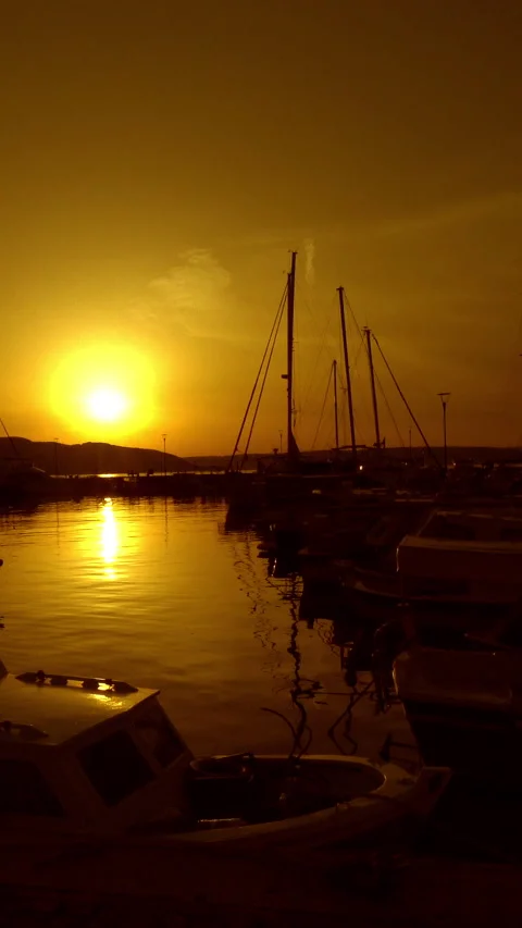 Vertical video, Sunset in the harbor 動画素材 295200919