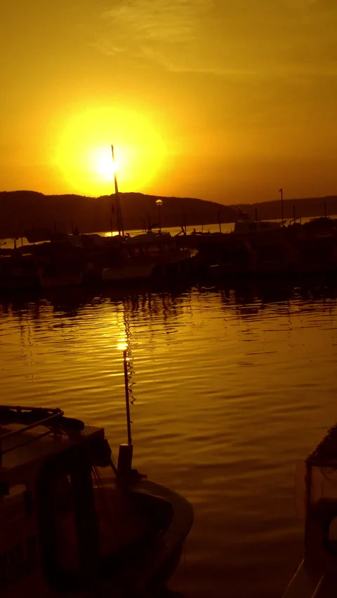 Vertical video, Sunset in the harbor Stockbeeldmateriaal 295208312