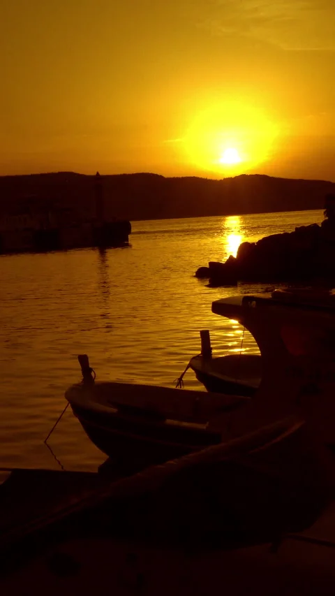 Vertical video, Sunset in the harbor 库存影片 295208369