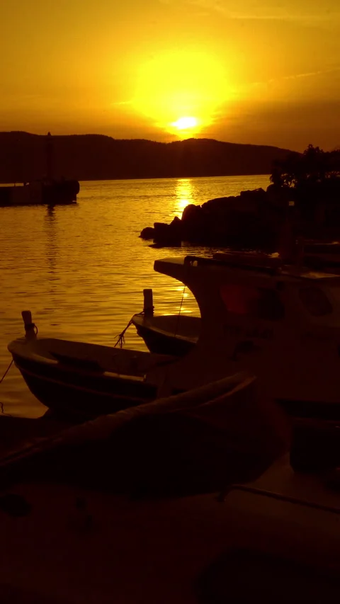 Vertical video, Sunset in the harbor 動画素材 295290735
