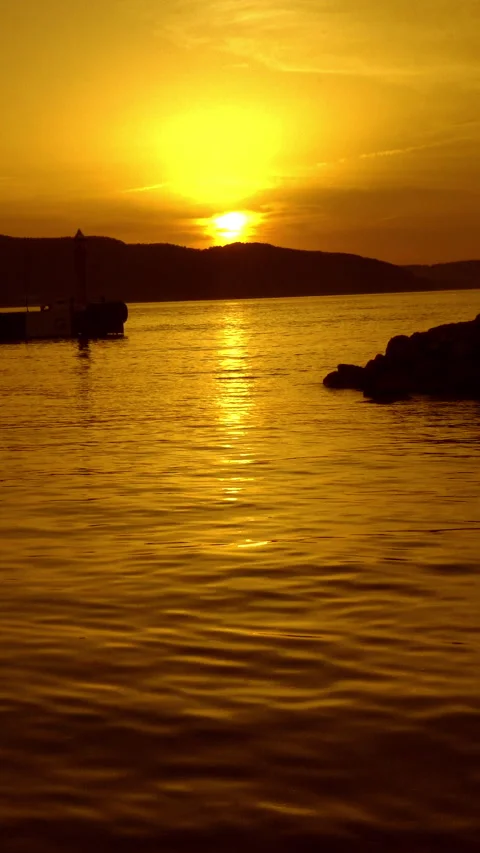 Vertical video, Sunset in the harbor 動画素材 295291361