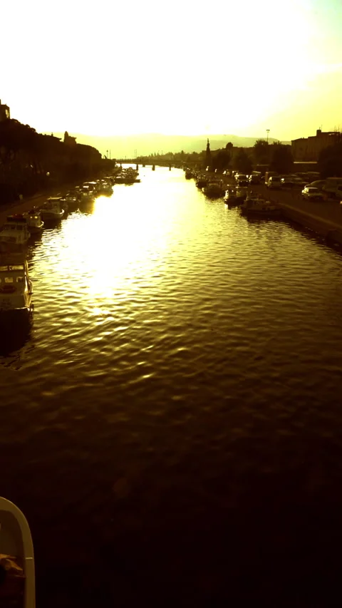 Vertical video, Sunset over the stream 動画素材 295197411