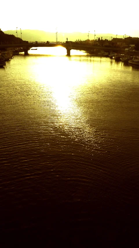 Vertical video, Sunset over the stream 動画素材 295198153