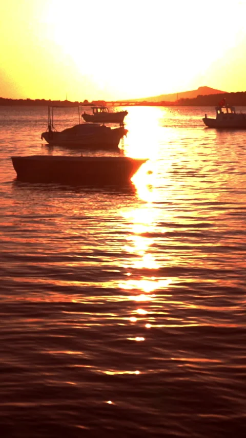 Vertical video, Sunset at sea 動画素材 293729250