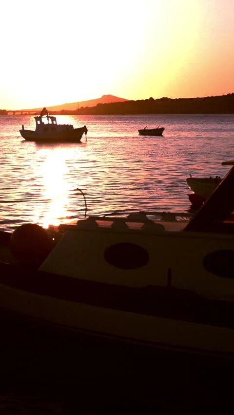 Vertical video, Sunset at sea 動画素材 293730799