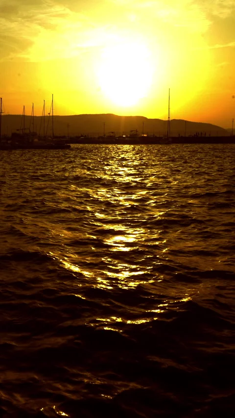 Vertical video, Sunset at sea Vidéo 295290099