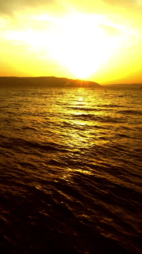 Vertical video, Sunset at sea 動画素材 295292312