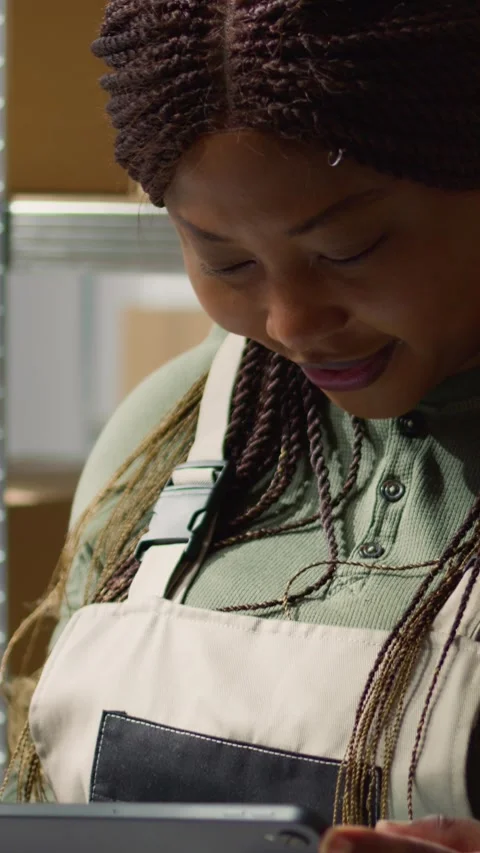 Vertical video Supervisor checks warehouse parcels 스톡 동영상 249526976