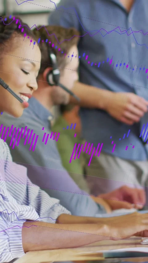 Vertical video: Support agent typing, talking on headset causing audio wave to Stockbeeldmateriaal 333304411