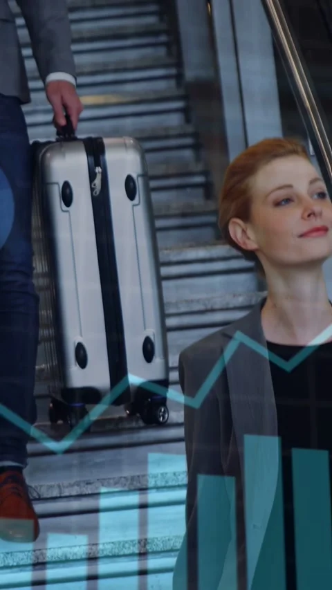 Vertical video: Team descending escalator causing analytics over suitcase and Vídeos de archivo 333862255