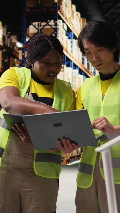 Vertical Video Team of diverse workers handling tracking software for parcel 스톡 동영상 312651282