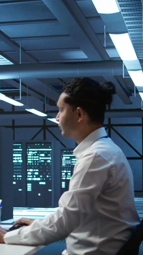 Vertical video Team of programmers in high tech data center troubleshooting Stock Footage 280517510