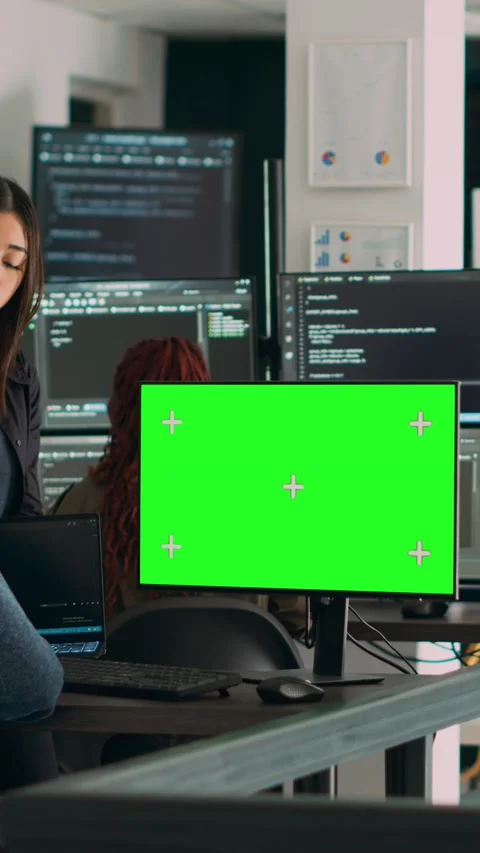 Vertical video: Team of programmers working on source code with greenscreen 스톡 동영상 218577138