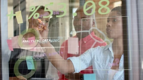 Vertical video: team seeing glass overlays, right presenter drawing hexagon and 動画素材 333817496