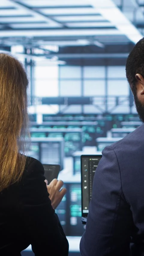 Vertical video Teamworking programmers in data center overseeing server Stock Footage 277857293