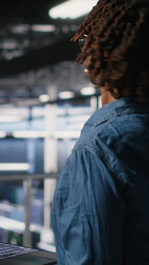 Vertical video Technician in data center stressed by critical error popup on Stock Footage 310777528