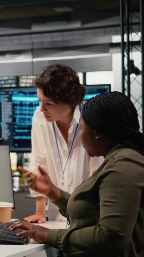 Vertical video Technicians doing brainstorming in office, using AI specialized Stock Footage 323142949
