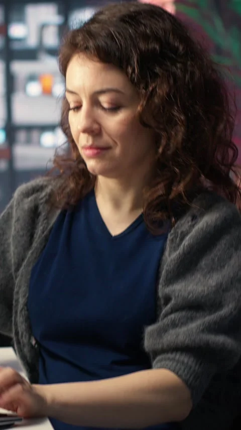 Vertical Video Teleworking developer using computer for artificial intelligence Stockbeeldmateriaal 308491351