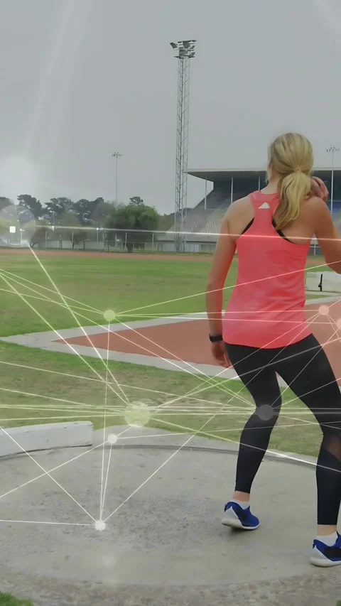 Vertical video: Thrower shifting stance and releasing shotput to field with node Video stock 333487341