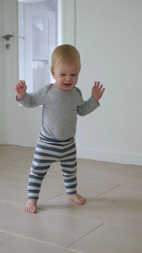 Vertical video Toddler first steps Vídeos de archivo 289746418
