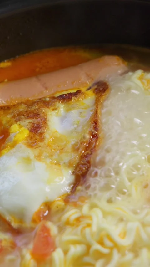 Vertical Video: Tomato, egg and ham instant noodles being cooked in a pot Vídeo Stock 341418344