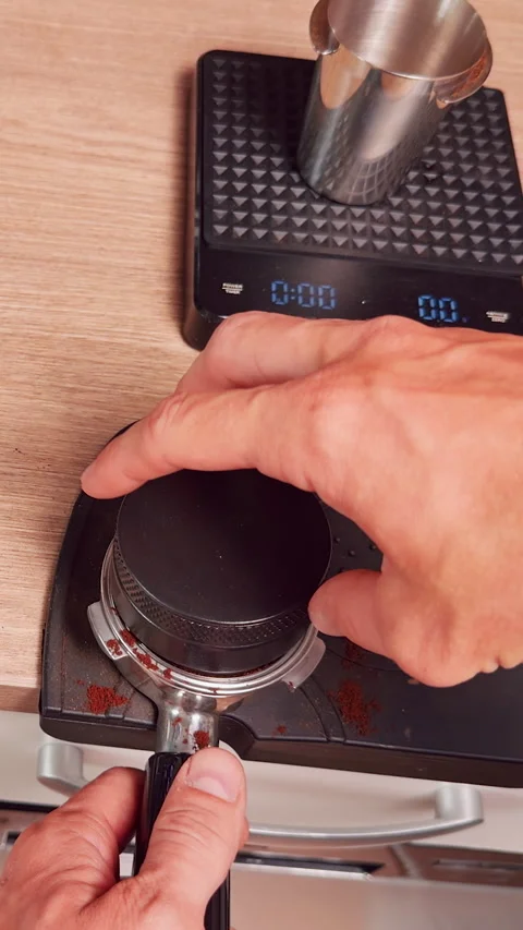 Vertical video. Top Down View Distributing Ground Coffee in Portafilter with Too Vídeo Stock 328856085