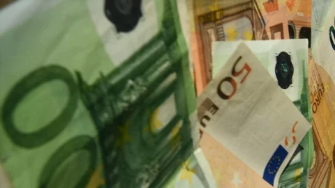 Vertical video, Tracking shot of mixed Euro banknotes 库存影片 129930934