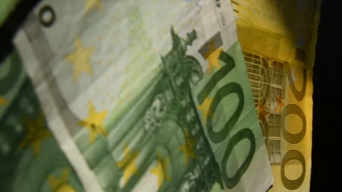 Vertical video, Tracking shot of mixed Euro banknotes 库存影片 129930937