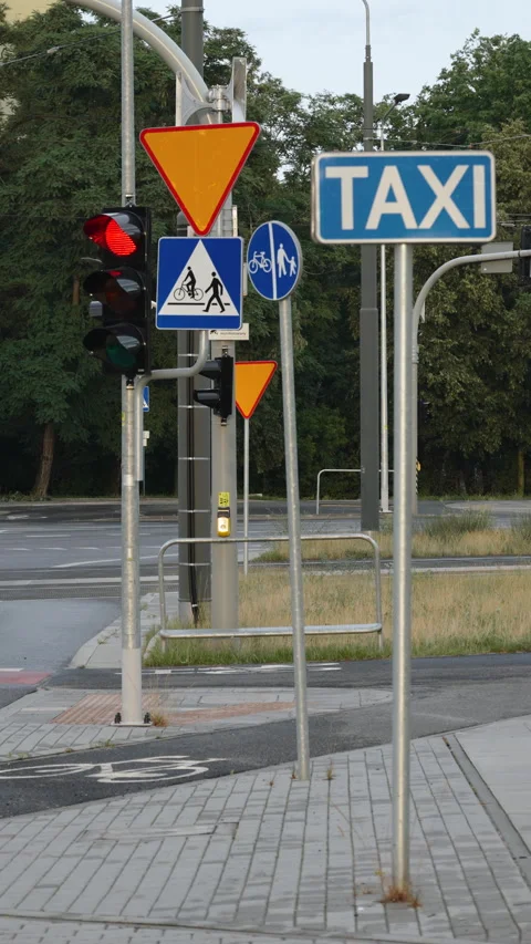 Vertical video of traffic management, sign placement at regulated intersection. Vidéo 309976232