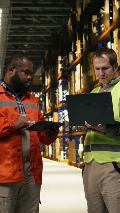 Vertical Video Two employees checking parcel status on package tracking Vidéo 333089822